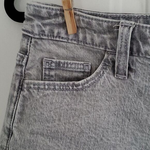Universal Thread Grey Midi Shorts with Vintage Stretch - Picture 5 of 12